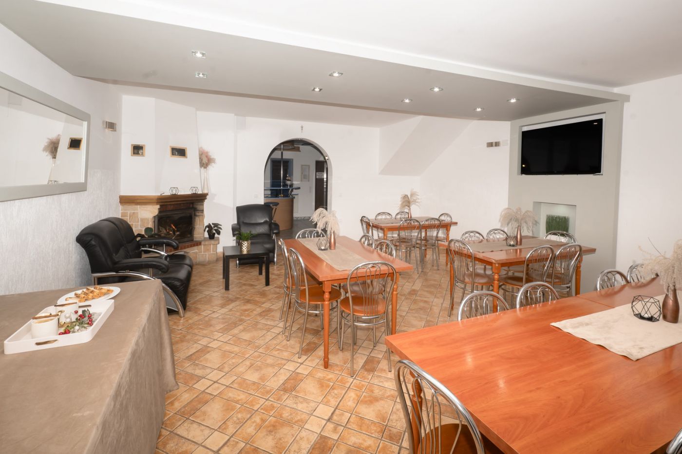 Salon z kominkiem i jadalnia